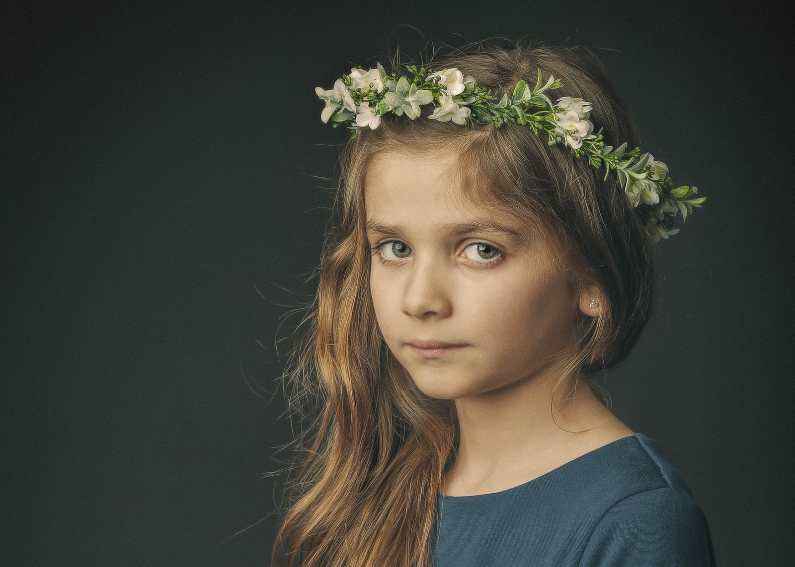 Photographe à Carcassonne et dans l'Aude, en studio ou en extérieur : nouveau-nés, grossesse, portraits, fine art, corporate, entreprise. Galerie photo et portfolio